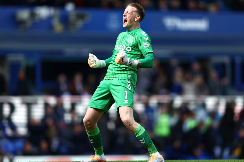 Everton look set to offer England goalkeeper Jordan Pickford a new long-term contract (Liverpool Echo)