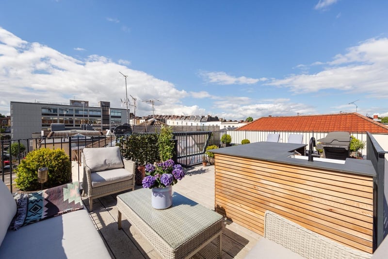 Not many properties in England come with their own rooftop bar, hey? It’s a pretty special and unique feature of this Clifton rooftop
