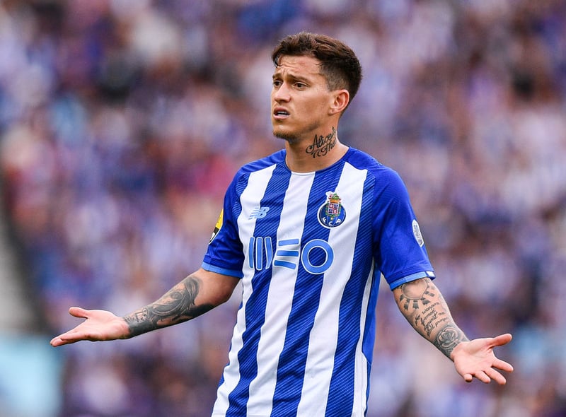 Aston Villa have made a proposal to sign FC Porto star Otavio. The midfielder is also a target for Liverpool. (CNN Portugal)