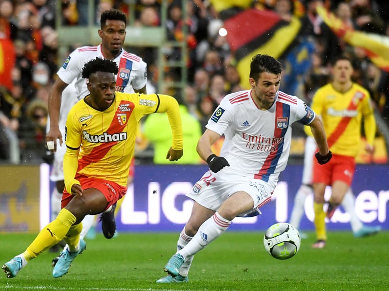 Fulham have made a loan offer for Lyon defender Leo Dubois but the French side would prefer the player leaves on a permanent transfer (L’Equipe)