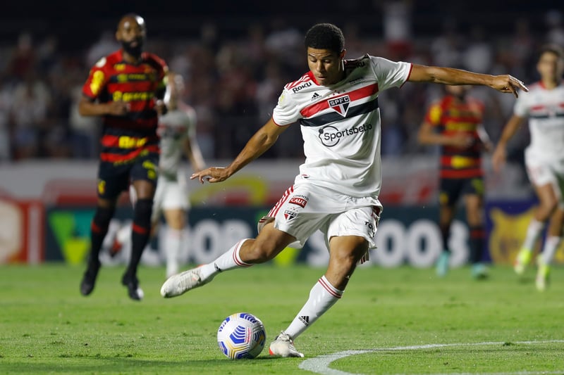 Norwich City are reportedly looking to sign Sao Paulo's Gabriel Sara in an initial loan agreement, despite recent reports claiming they had had a £10.6m bid rejected. The deal would likely include an option or obligation to buy if the Canaries were promoted. (The Athletic)