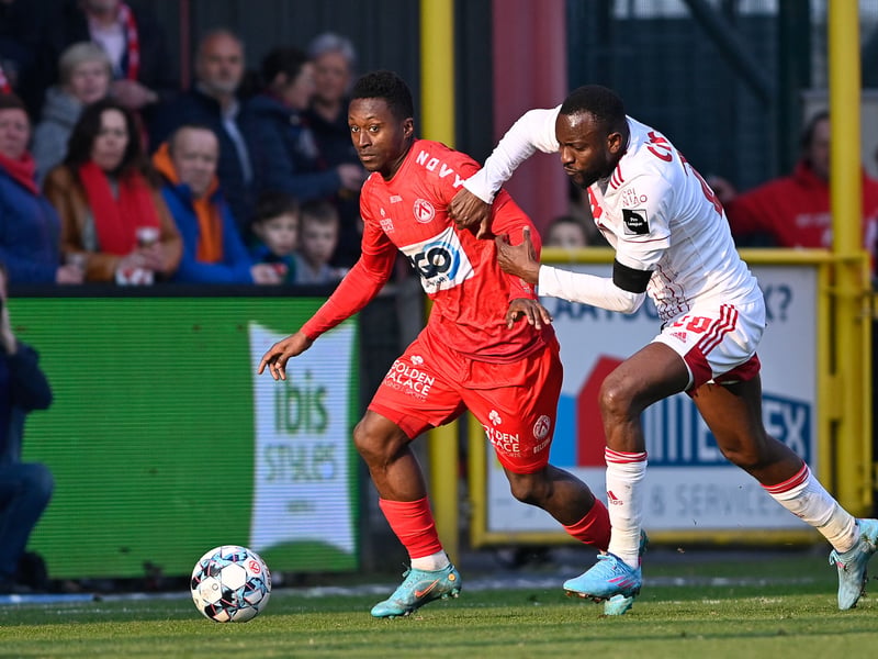 Sunderland have joined Norwich and Bristol City in considering a move for Manchester City's Marlos Moreno. The Premier League champions paid £4.75m for the Colombian six years ago, however he is yet to make an appearance for City and is currently on loan with Belgian side, K.V. Kortrijk. (AS)