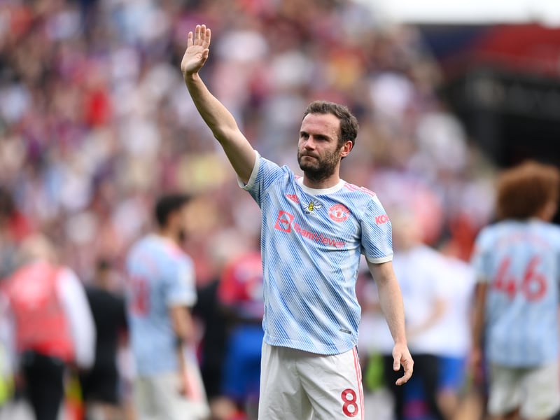 Leeds United are interested in signing former Manchester United and Chelsea midfielder Juan Mata with negotiations described as “slow but on track” (AS)