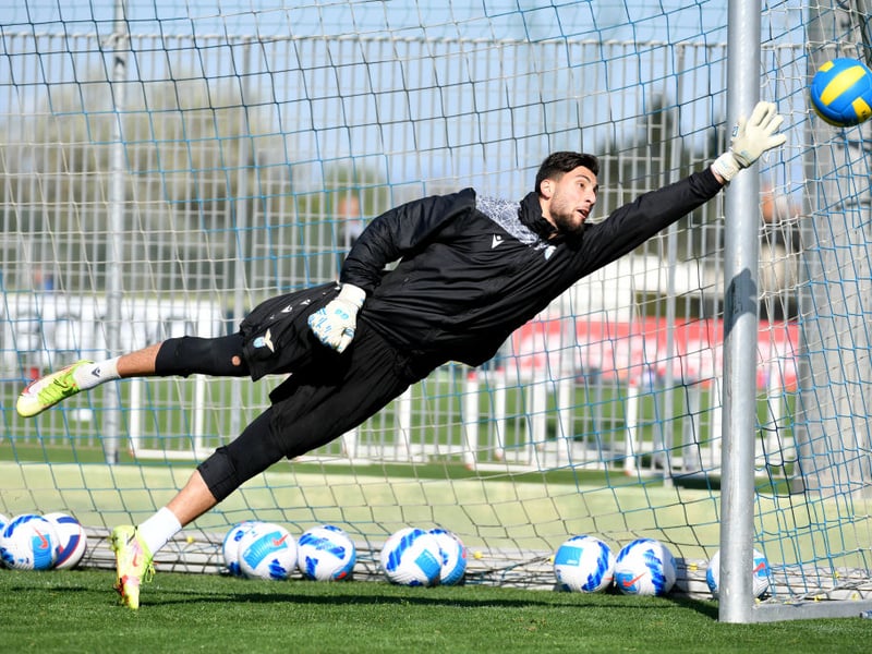 Brentford have signed goalkeeper Thomas Strakosha on a four-year deal from Lazio, subject to international clearance. (Various)