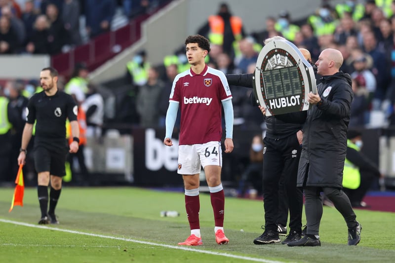Leeds United are set to sign promising talent Sonny Perkins amid ongoing discussions with West Ham about a fee for the midfielder. (The Athletic)
