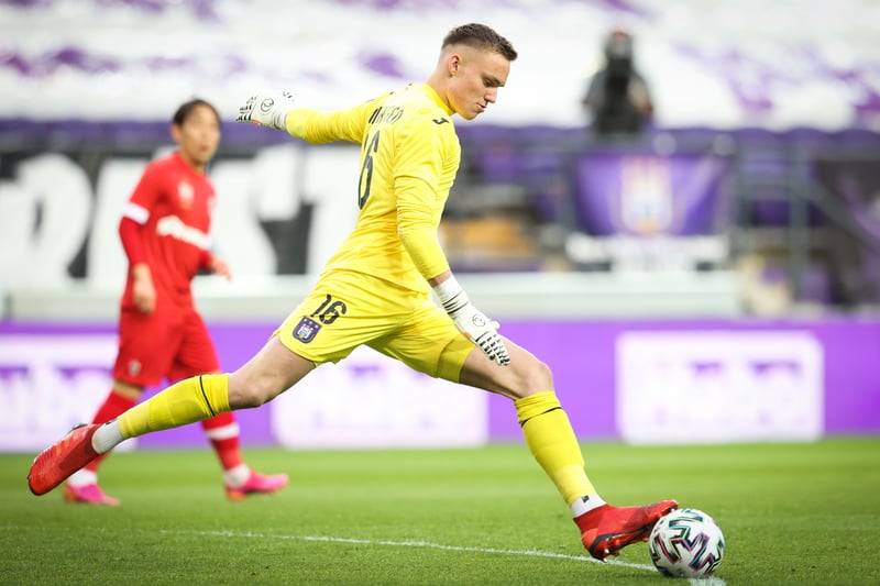 Burnley are closing in on a £4m move for Anderlecht’s Bart Verbruggen as Vincent Kompany prepares to reunite with the goalkeeper (HITC via Voetbal Krant)