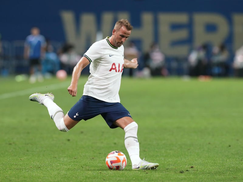 Bayern Munich have made contact with the representatives of Tottenham and England striker Harry Kane, who has not ruled out a move to the German champions next summer (Bild)