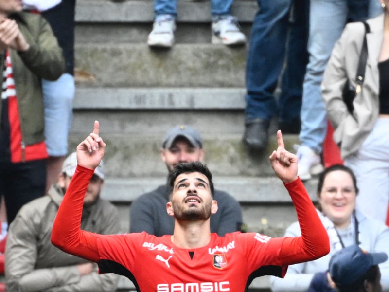 Everton have joined Leeds United in the race to sign £34m-rated forward Martin Terrier from Ligue 1 outfit Stade Rennais this summer. (Express)