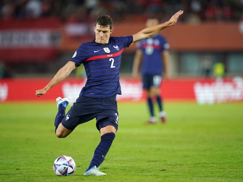 Bayern Munich defender Benjamin Pavard would be willing to join Chelsea if a suitable offer is made. (Bild)