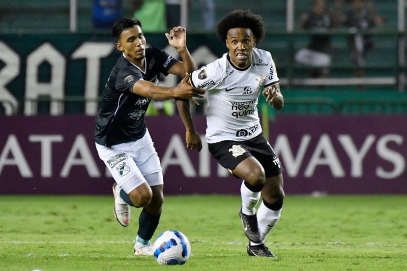 Ex-Chelsea winger Willian is in negotiations with Fulham and may leave Corinthians this summer. (Goal)