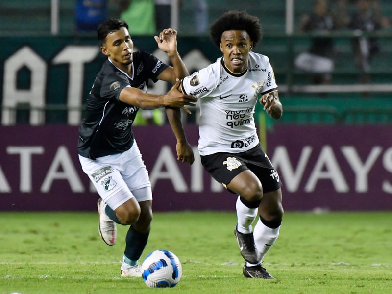 Ex-Chelsea winger Willian is in negotiations with Fulham and may leave Corinthians this summer. (Goal)