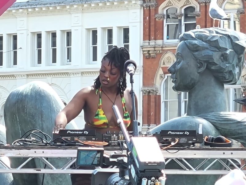 Sounding out the celebrations next to the Floozie in the Jacuzzi