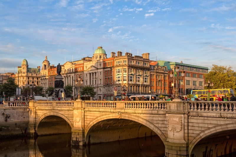 Departure at 10:10 pm the Monday, return flight at 7:50 pm the Friday with Ryanair. Flight time is one hour and 10 minutes. Dublin attractions include the Guinness Storehouse and St Patrick’s Cathedral.