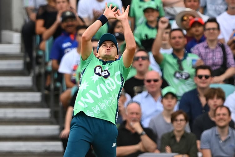 Sam Curran of Oval Invincibles takes the catch to dismiss Will Smeed of Birmingham Phoenix during the Hundred Match between Oval Invincibles Men and Birmingham Phoenix at The Kia Oval on August 23, 2022 in London, England. (Photo by Alex Davidson/Getty Images)