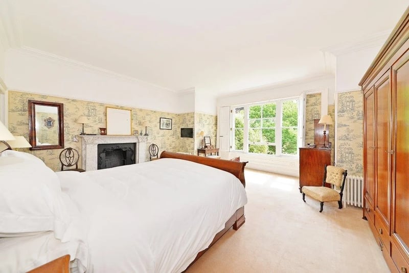 A bedroom with a view (credit: zoopla)