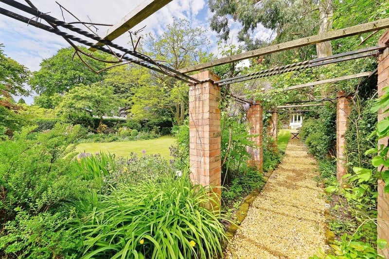 A view of the garden (credit: zoopla)