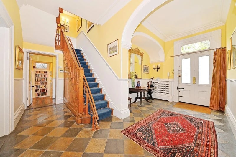 The foyer of the house (credit: zoopla)