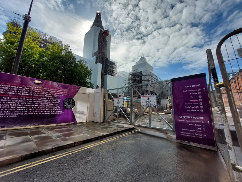The entrance to the ongoing construction site on Albert Square near Princess Street offers passers-by a peek at the impressive scaffolding structure protecting the Town Hall. Credit: Sofia Fedeczko/Manchester World
