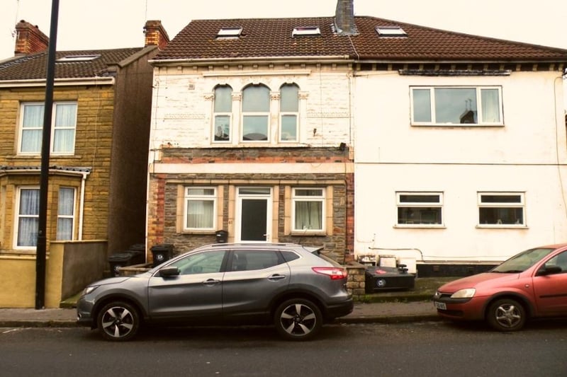 A ground floor flat ‘ideally suited’ for a first time buyer. The accommodation provides a living room, fitted kitchen, one double bedroom and a bathroom fitted with a white suite.