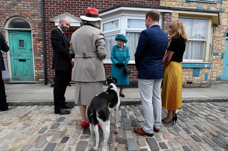 Her Majesty chats to some of the Corrie cast