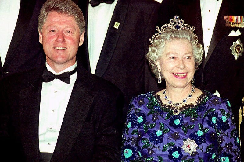 US President Bill Clinton and Britain's Queen Elizabeth II smile for the cameras during the group photo session at the Guildhall  04 June 1994 prior to a celebratory banquet for the 50th anniversary of the D-Day invasion of Normandy