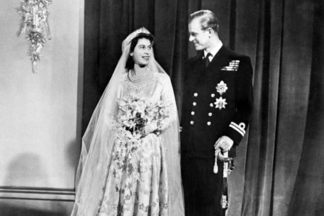 Princess Elizabeth (future Queen Elizabeth II) (L) and Philip, Duke of Edinburgh (R) pose on their wedding day at Buckingham Palace in London on November 20, 1947. 