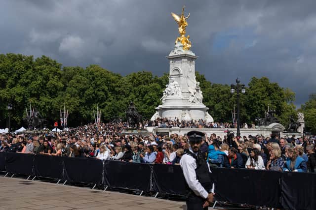Crowds outside Buckingham Palace 
