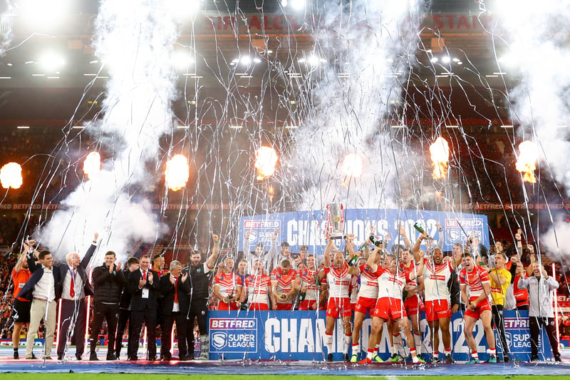 James Roby of St Helens lifts the Betfred Super League Grand Final trophy as players of St Helens celebrate. (Photo by Michael Steele/Getty Images)