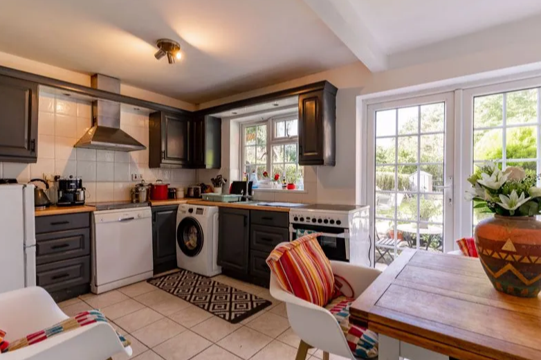 This is a freehold property with two bedrooms and one bath. The ground floor is divided into a lounge and a large kitchen/diner with glass patio doors opening onto the rear garden.(Credit - Zoopla)