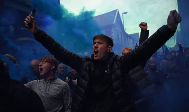 Everton fans welcome in the team bus ahead of their clash against Man Utd at Goodison Park. Picture: OLI SCARFF/AFP via Getty Images)