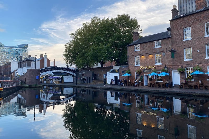 The Canal House, located in the edge of the Birmingham Canal, has a 4.4 rating from 3.6k reviews. One customer said: ”Good food, good pint!”