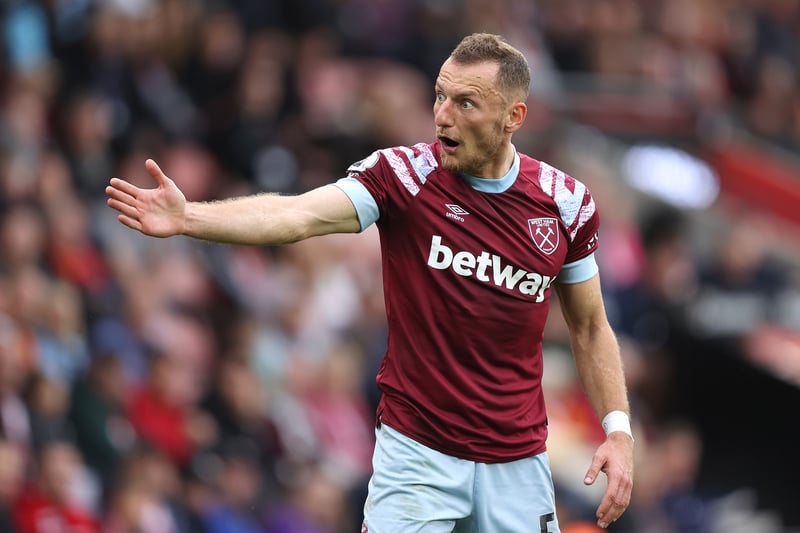 The right-back sees his deal with the Hammers expire in late June. 