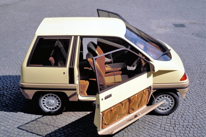 Short for “pocket car”, the Pockar had a narrow but tall body to offer space for four occupants and their luggage. The doors contained separate luggage compartments and the rear seats could fold flat for larger items.