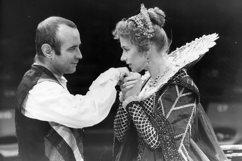 Bob Hoskins and Helen Mirren in John Webster’s play ‘The Duchess of Malfi’ at the Royal Exchange Theatre in 1981. (Photo by Central Press/Getty Images)