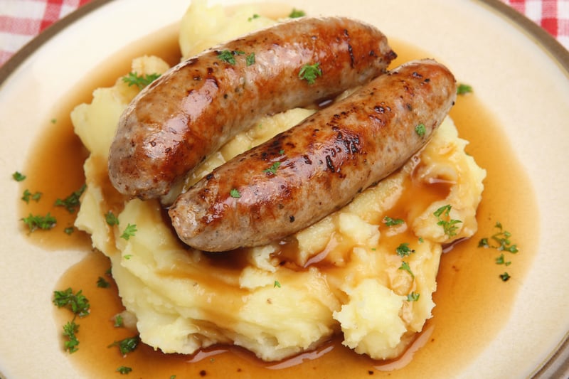 One of the best ways of getting the family together on bonfire night is to cook and eat a hearty meal together. Think warm and traditional dishes which will keep everyone warm on a chilly November night. We suggest bangers and mash, pie and pies, chilli, casserole or hotdogs and burgers with chips.