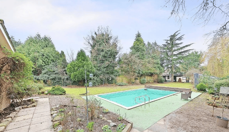 The swimming pool in the rear garden (Credit - Zoopla)