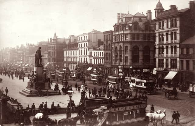 Piccadilly. The Duke of Wellington statue can been on the left. (Photo by James Valentine/Hulton Archive/Getty Images)