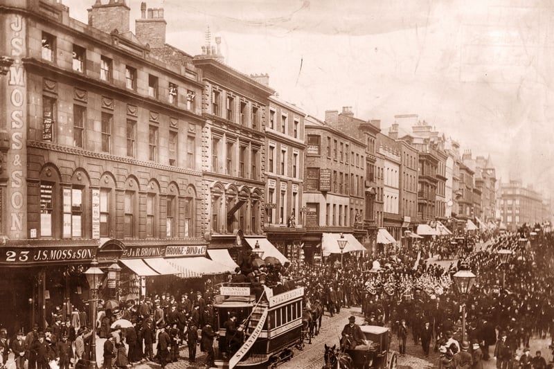 A military brass band parades down Market Street.  (Photo by Hulton Archive/Getty Images)
