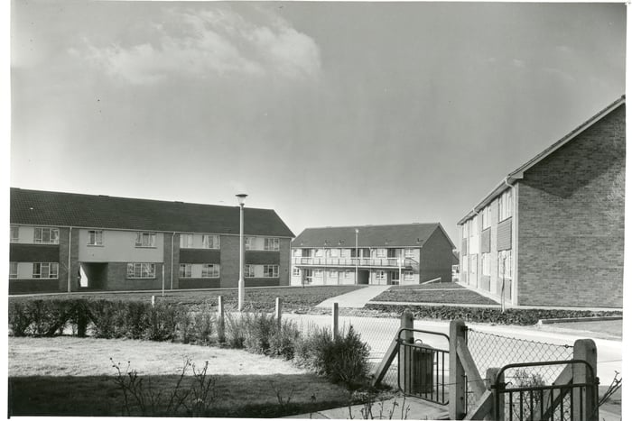 Gingell’s Green was included in a large development which saw Hillburn Road diverted from its original route through to Two Mile Hill, in the mid 1960s. It was built to provide housing for elderly residents and consisted of three blocks with a total of 29 one-bedroom flats. The name was derived from Gingell’s Barton, a lane of mostly 19th century cottages which was lost in the redevelopment process.