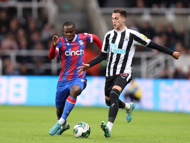A fairly ineffective display down the right side. Struggled to link play up and his positioning was questionable at times. A fairly anonymous display.