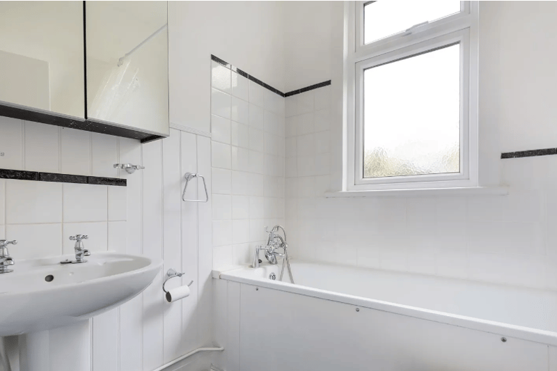 The bathroom of the Courtney Road, Croydon property currently on the market (as of November 14 2022)
