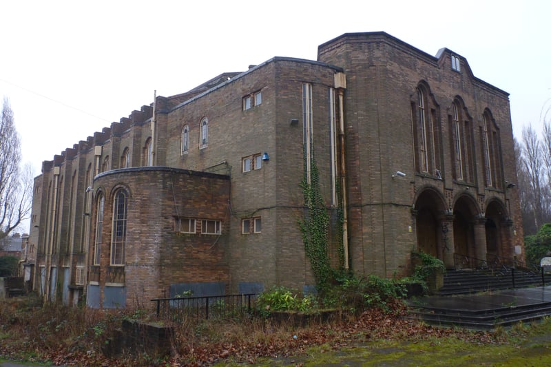 Art Deco style synagogue, built 1936. Vacated by the local congregation. Urgent repairs, grant aided by Historic England, to stabilise the building were carried out. It remains unoccupied and proposals for conversion to flats have not commenced. (By Peter Marchant/Wikimedia)
