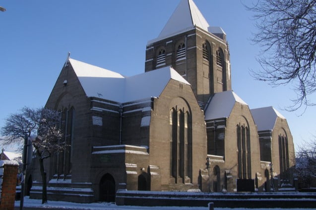 Imposing urban church built to the designs of Giles Gilbert Scott in 1916. The single vessel nave and chancel has passage aisles and a central tower. Constructed in grey brick with a red tile roof. Secondary roofs are concrete. Insufficient cover to the reinforcement has resulted in corrosion and structural instability. (Image: Geoff Williams/Wikimedia)