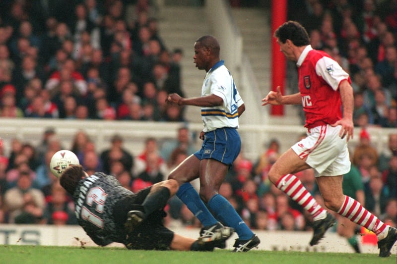 Phil Masinga rounds Gunners ‘keeper Vince Bartram to open the scoring for United at Highbury Stadium, where Leeds seized a 3-1 win over Arsenal in December 1994.