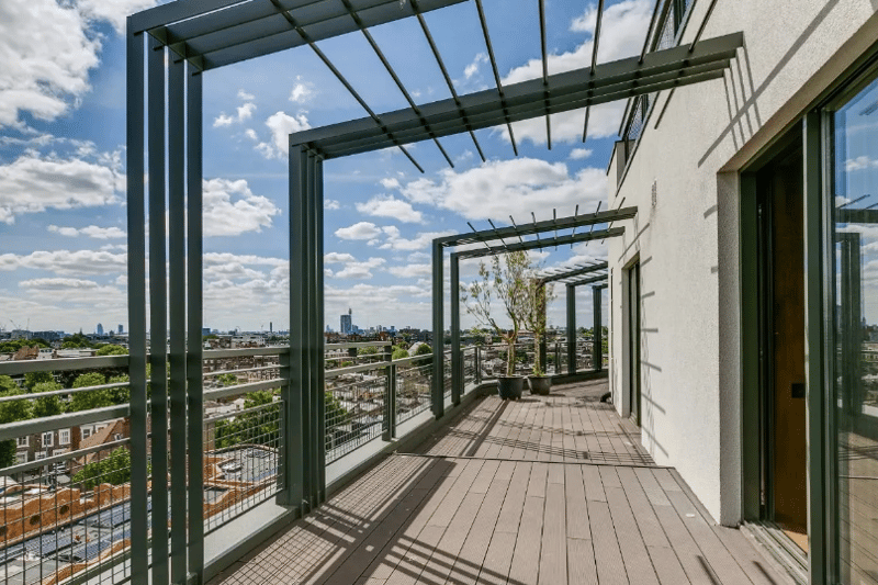 The outside allows for you to have 360 degree views of London