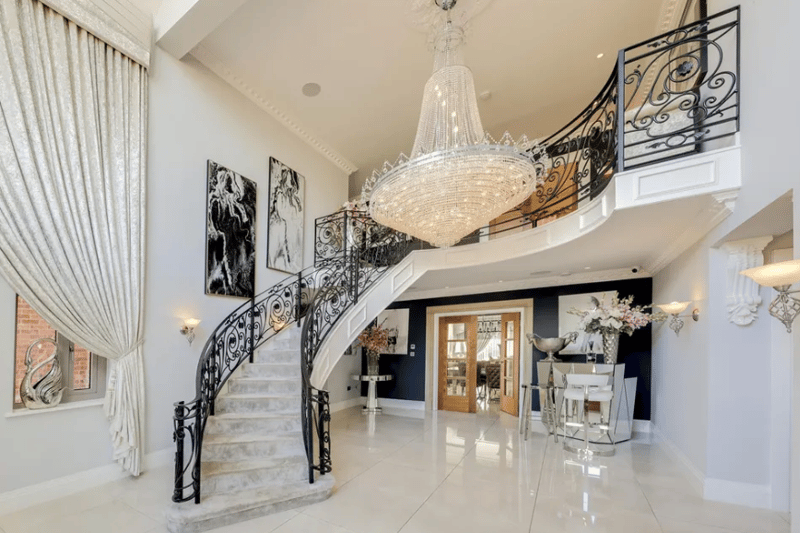 The luxurious staircase leading on the first floor.