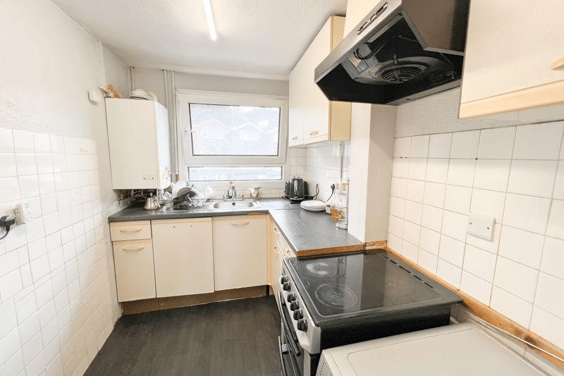 The flat also has a fitted kitchen.