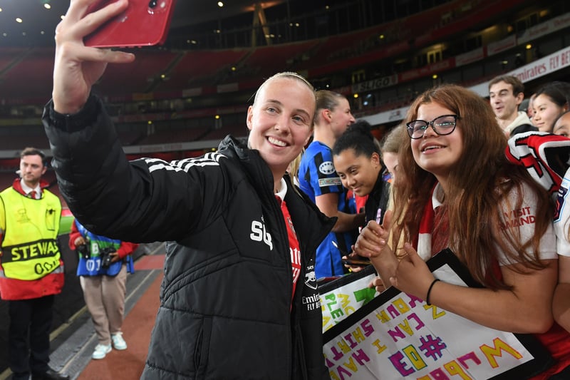 Beth Mead of Arsenal takes a selfie with the fans at the Emirates on October 27, 2022.