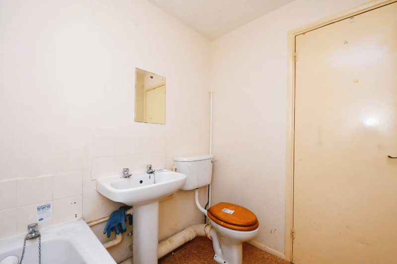 Image of the spacious bathroom
