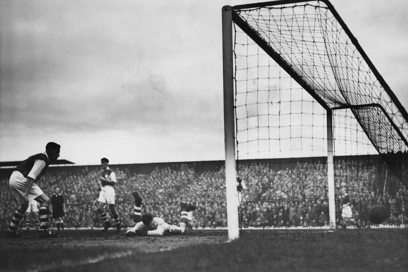 This was how Old Trafford looked in 1950, with the photo coming from an FA Cup third round tie between United and Weymouth FC, which United won 4-0. Photo:  Hallowell/Fox Photos/Hulton Archive/Getty Images